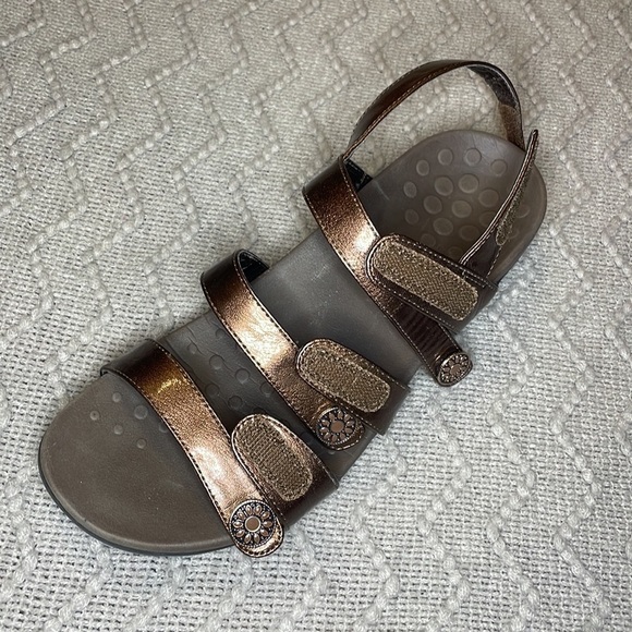 🎉HP🎉 Vionic Orthaheel Cathy Triple Strap Bronze Sandals - Picture 8 of 10